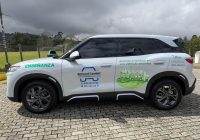 Medellín marca un hito en educación vial: School Center estrena el primer vehículo eléctrico de formación en Colombia